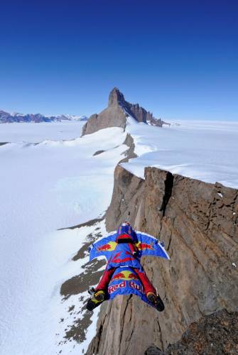 Бейс-джампер Валерий Розов совершил прыжок с одной из самых красивых и сложных гор Антарктики