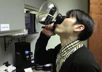 Японец выпил 42 чашки крепкого кофе за две минуты (видео)
